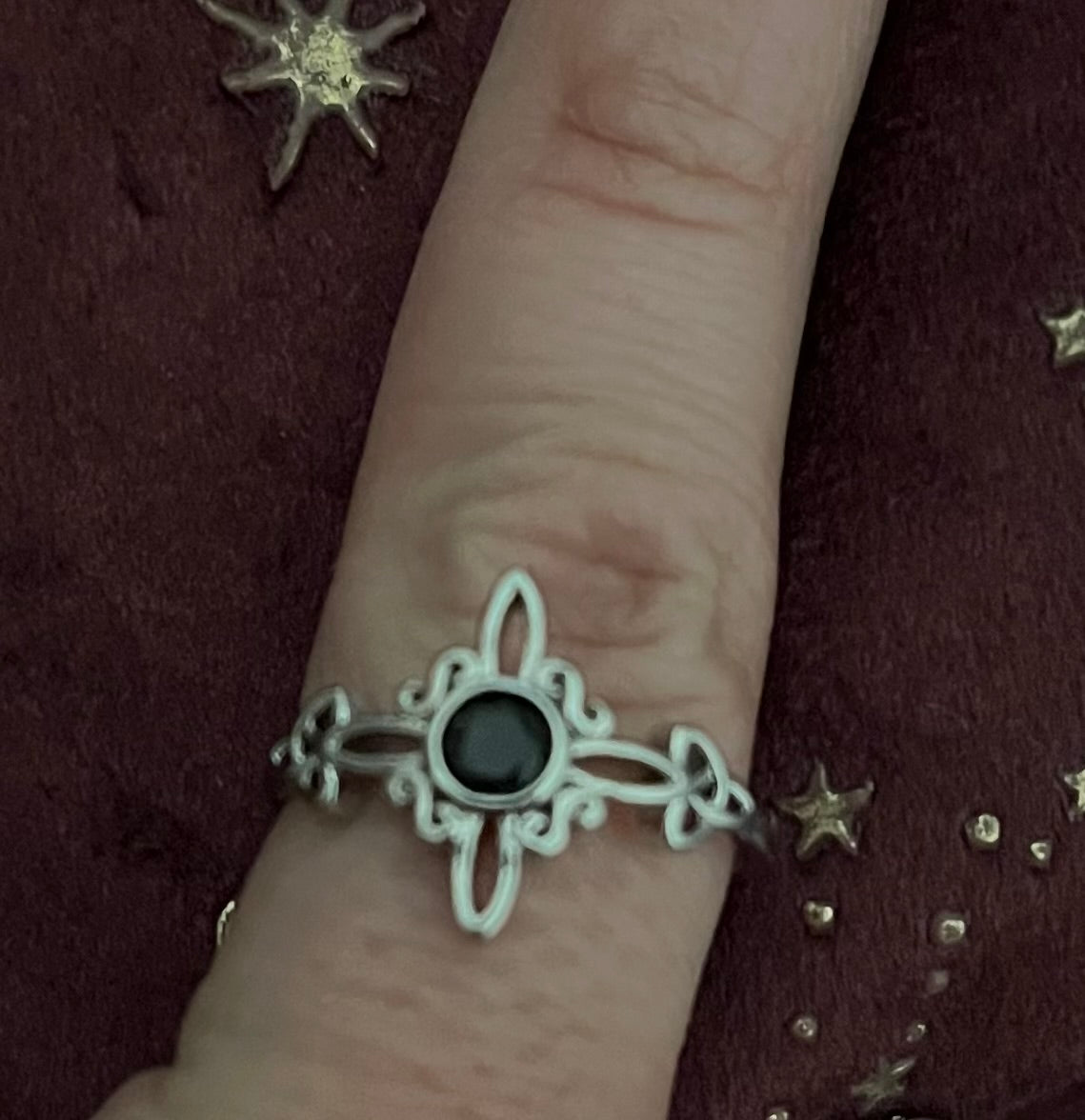 Anillo chapado en plata con obsidiana